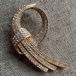 Spectacular Vintage Butler Gold Tone Rhinestone Brooch – Retro Ribbon Style